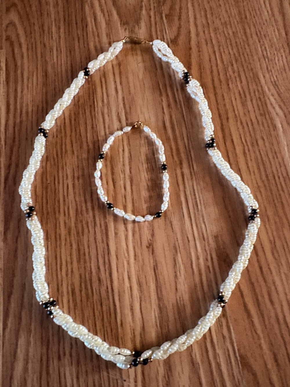 VINTAGE FRESHWATER RICE PEARL BLACK WHITE AND GOLD NECKLACE AND BRACELET SET - Picture 8 of 8